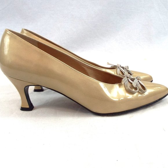 Stuart Weitzman Women's Gold Patent Leather Pointed Toe Heel w/ Bow Detail Sz 8W - Picture 2 of 8